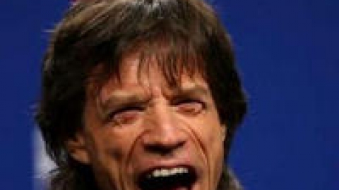 Mick Jagger ironiza Rolling Stones e "assiste" jogo com Galvão Bueno em esquete humorístico. Veja!