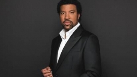 Festival de Glastonbury terá show de Lionel Richie no horário dedicado às "lendas da música"