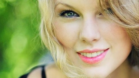 Taylor Swift faz cover ao vivo de Alanis Morissette, Justin Bieber e Tal Bachman em show