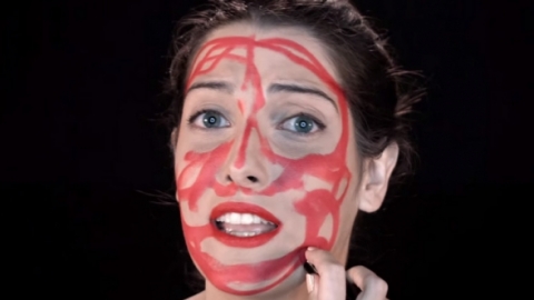 Clarice Falcão revela o clipe de "Survivor"