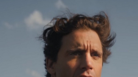 Confira o clipe de "Je Chante", do cantor Mika