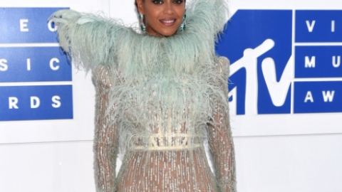 Álbuns de Beyoncé e David Bowie são os melhores do ano para a edição americana da Rolling Stone