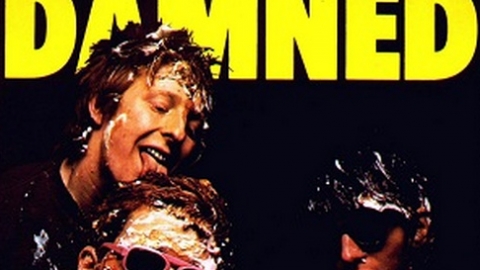 Há 40 anos o Damned lançava o primeiro álbum do punk inglês. Relembre os clássicos do movimento
