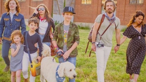 Vocalista da banda Hanson anuncia que sua esposa está esperando o sexto filho do casal