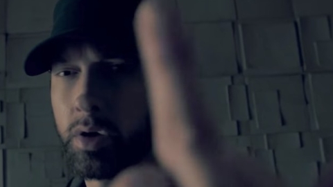 "Kamikaze" de Eminem fica pela segunda semana no topo da parada britânica de álbuns