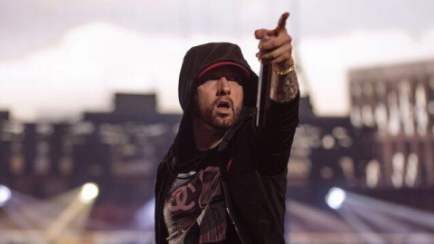 "Kamikaze" de Eminem passa quarta semana no topo da parada de álbuns do Reino Unido