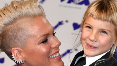 P!nk com sua filha, Kelly Clarkson e mais estarão em disco que homenageia "O Rei do Show"