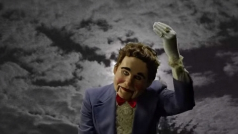 Damon Albarn vira boneco no novo clipe do The Good, The Bad & The Queen. Veja "Merrie Land"