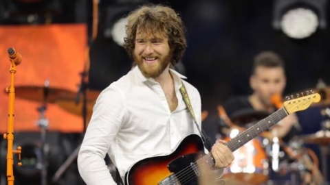 Com homenagens, Mike Posner lança clipe vertical para a música "Move On". Veja!