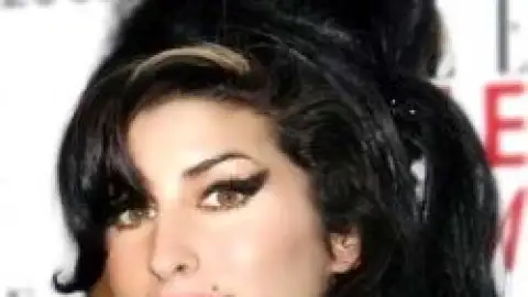 Amy Winehouse em primeiro lugar no ranking britânico com álbum "Lioness"