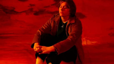 Lewis Capaldi fica no topo da parada britânica de álbuns e supera todo o resto do top 10 somado