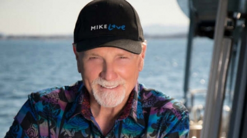 Mike Love dos Beach Boys regrava "Rockaway Beach", clássico dos Ramones