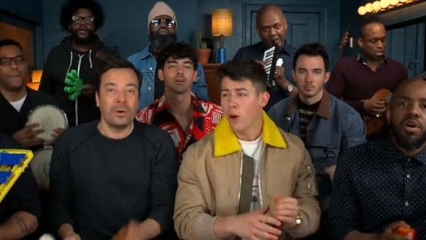 Jonas Brothers tocam "Sucker" com instrumentos de brinquedo. Veja!