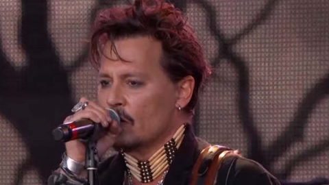 Johnny Depp canta "Heroes" de David Bowie com os Hollywood Vampires na televisão americana