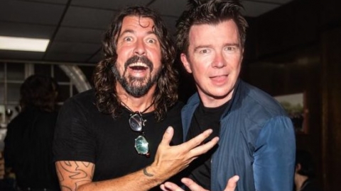 Dave Grohl aparece de surpresa em clube de Londres e divide o palco com Rick Astley. Confira!