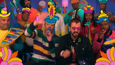 Ringo Starr canta "Yellow Submarine" com instrumentos de brinquedo. Veja!