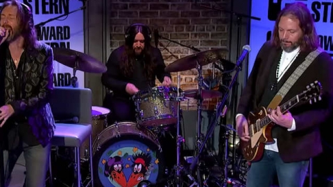 Veja os Black Crowes tocando três músicas no programa de Howard Stern
