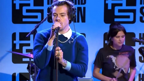 Harry Styles faz cover de "Sledgehammer" de Peter Gabriel e relembra assalto. Veja!