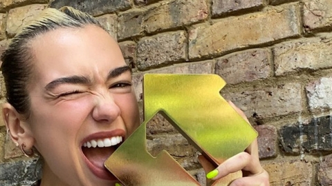 Dua Lipa segue no topo e The Strokes têm a a melhor estreia na parada de álbuns britânica