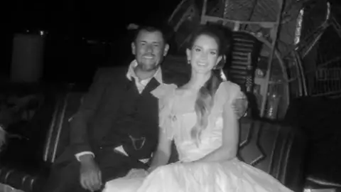Lana Del Rey celebra 1 ano casada e compartilha fotos da cerimônia com Jeremy Dufrene. Veja!