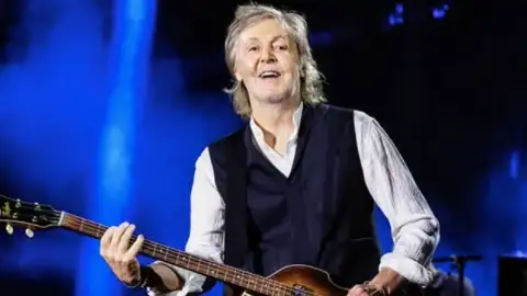 Paul McCartney presta nova homenagem a John Lennon e toca "Help!" pela primeira vez em 35 anos