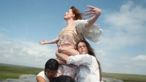 Florence + The Machine lança "Sympathy Magic" com clipe ousado. Veja com a letra e a tradução!
