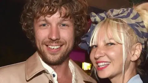 Ex-marido de Sia acusa cantora de ser uma mãe “inapta e pouco confiável” e pede custódia do filho