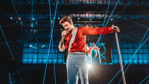 Luan Santana esgota ingressos no Allianz Parque e anuncia show extra