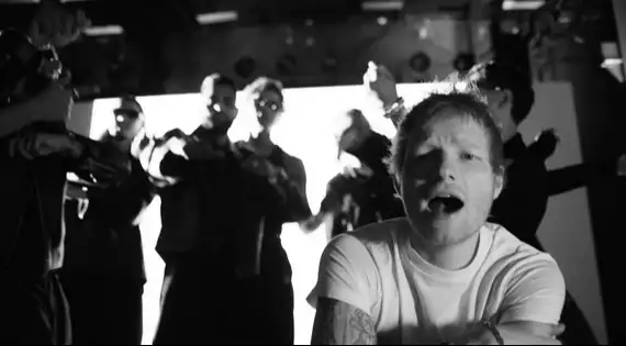 Veja o clipe da versão remix da música, "Simmetry (feat. Karan Aujla)", com a letra e a tradução!