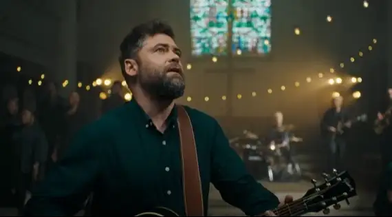 Assista ao clipe da nova música, "Walk Upon The Water (feat. The Kingdom Choir)", com a letra e a tradução!